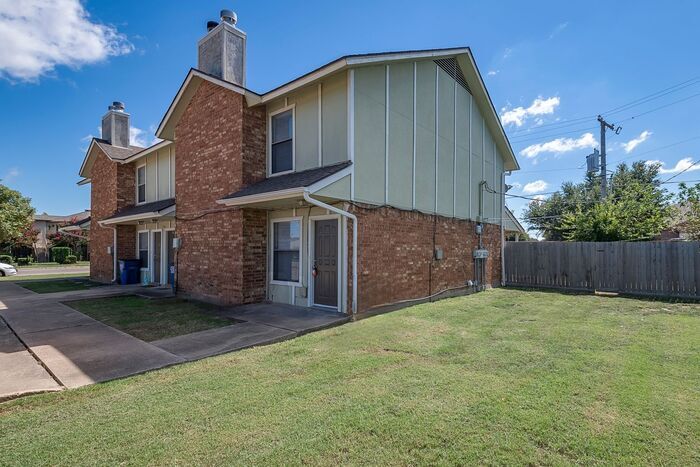 Foto principal - Kick it in Keller in this 2 story Townhome!