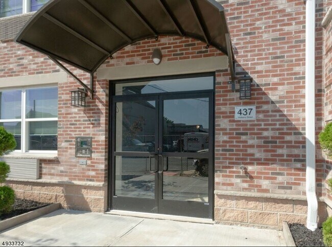 Building Photo - 437 Mulberry St