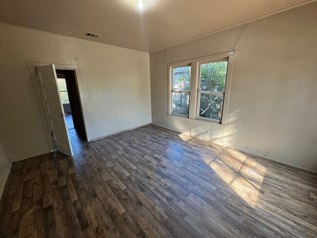 Building Photo - Cute 3 Bedroom Home