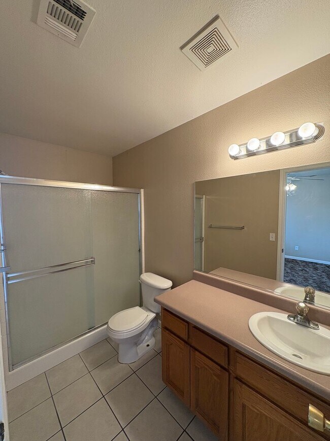 Building Photo - 1326