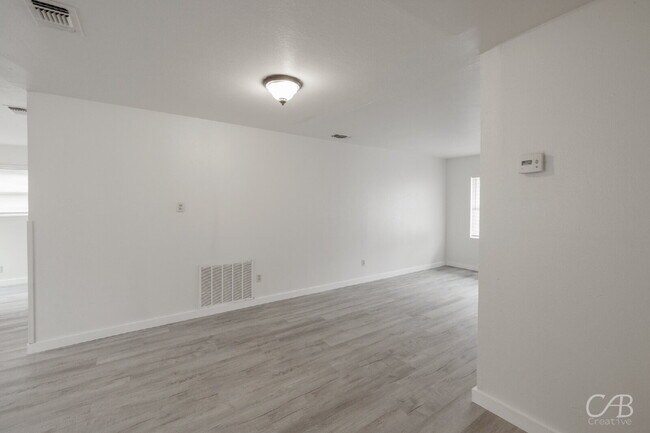 Foto del edificio - For Lease
