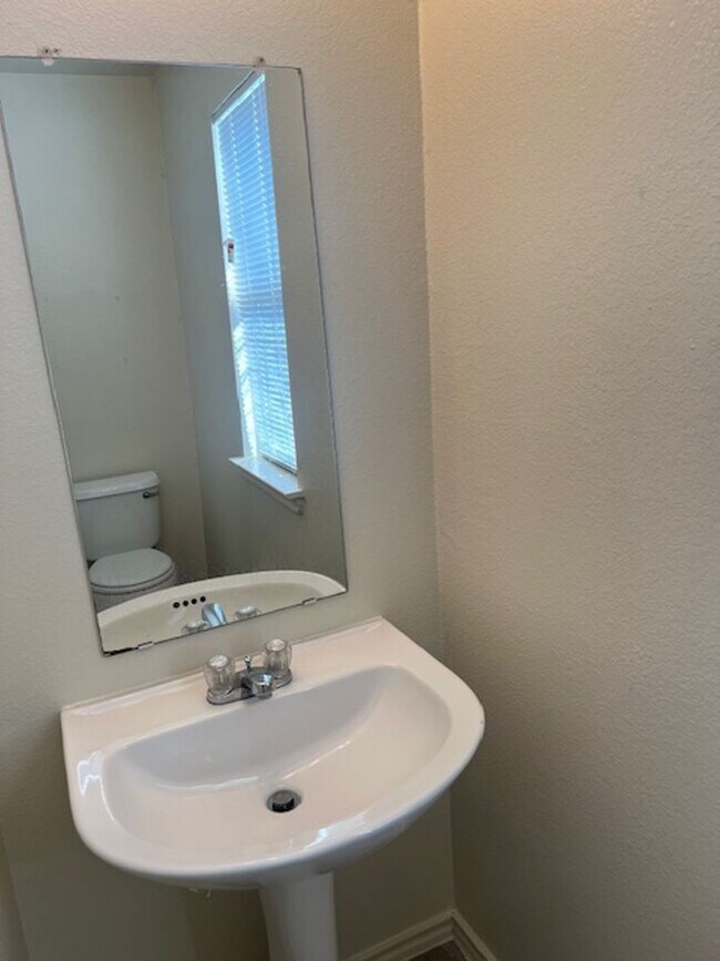 Building Photo - 929