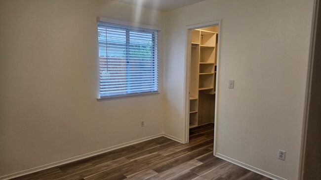 Foto del edificio - 3299 W Stuart Ave