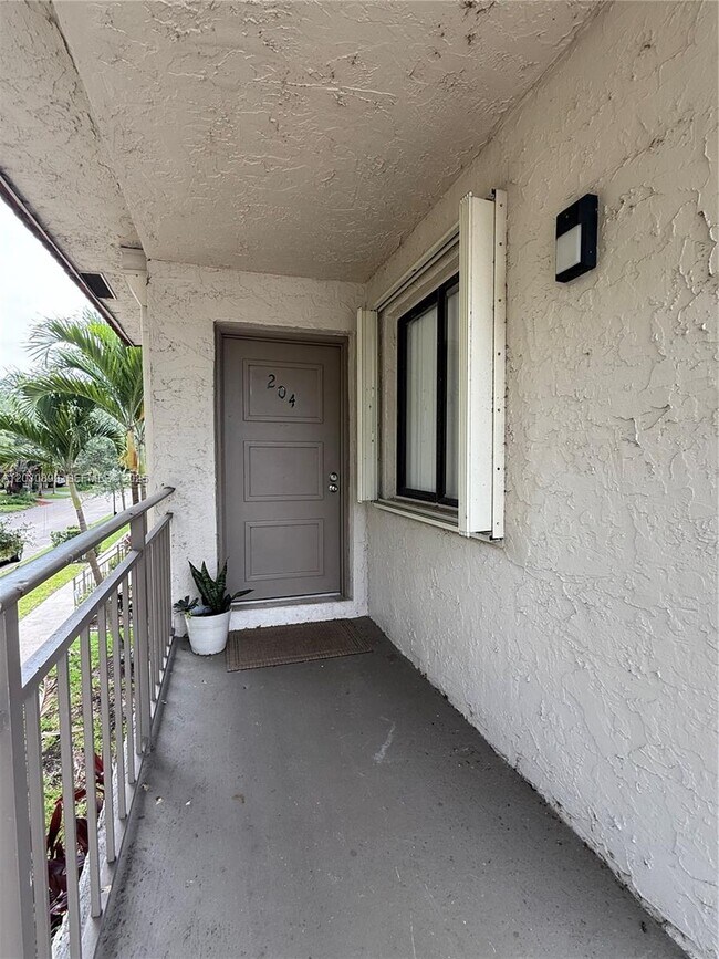 Foto del edificio - 16184 Laurel Dr