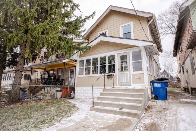 Building Photo - Cute three bedroom home in East Toledo!