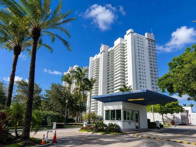 Foto del edificio - 14951 Royal Oaks Ln