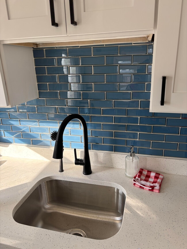 Building Photo - 5025 Lenox Ave