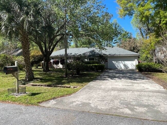 Building Photo - Updated Old Woodlands Plantation Home with Fenced Yard