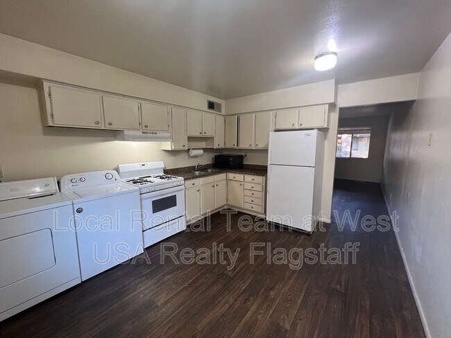 Building Photo - 2219 E Dortha Ave