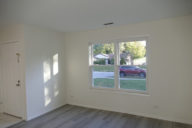 Foto del edificio - 1076 Crestwood Ln