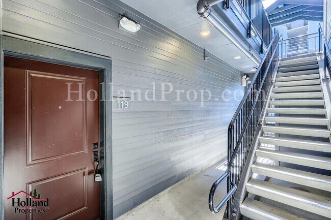 Foto del edificio - Nice ground floor 1 bedroom condo. Less than 1/4 mile to Nike!