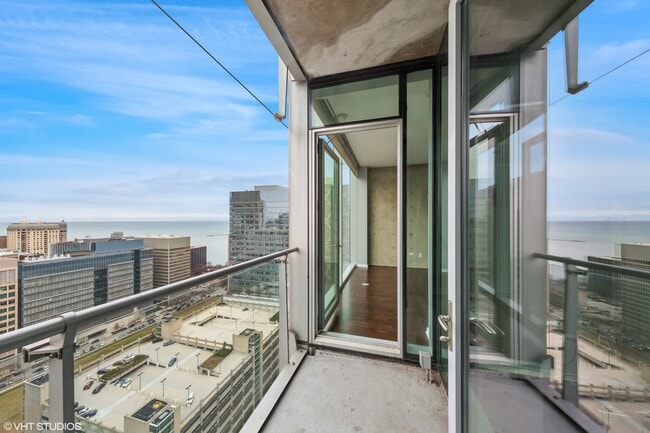 Foto del edificio - 600 N Fairbanks Ct