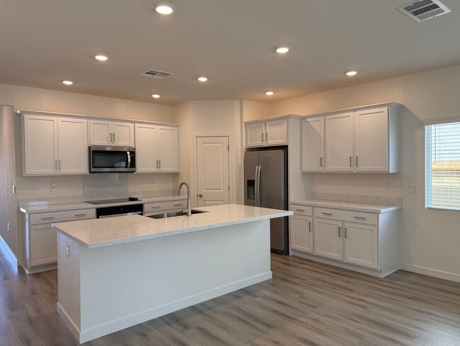 Building Photo - Beautiful 4 bed 2 bath located in West Ros...