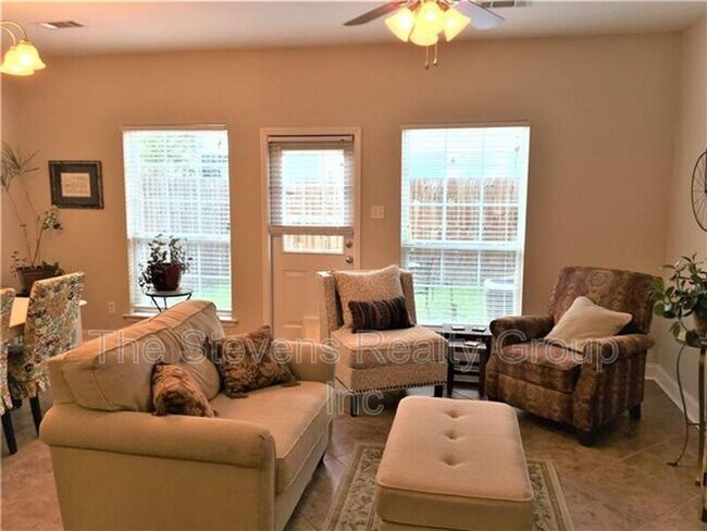 Foto del edificio - 104 Covington Meadow Cir