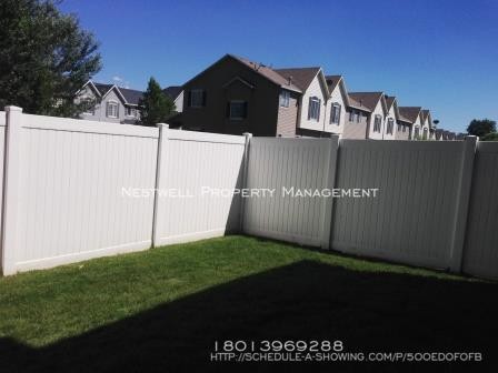 Building Photo - Gated Community Townhome - HOA included!