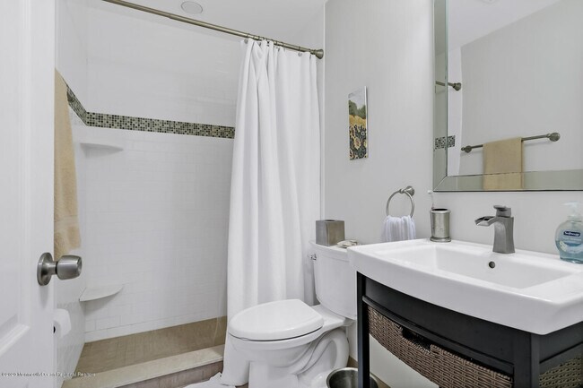 Foto del edificio - 709 Ocean Ave N