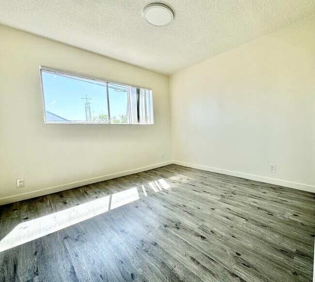 Building Photo - 510 W 87th St Los Angeles, CA 90044