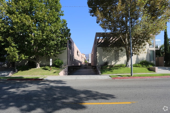 Building Photo - 407-409 W Lexington Dr