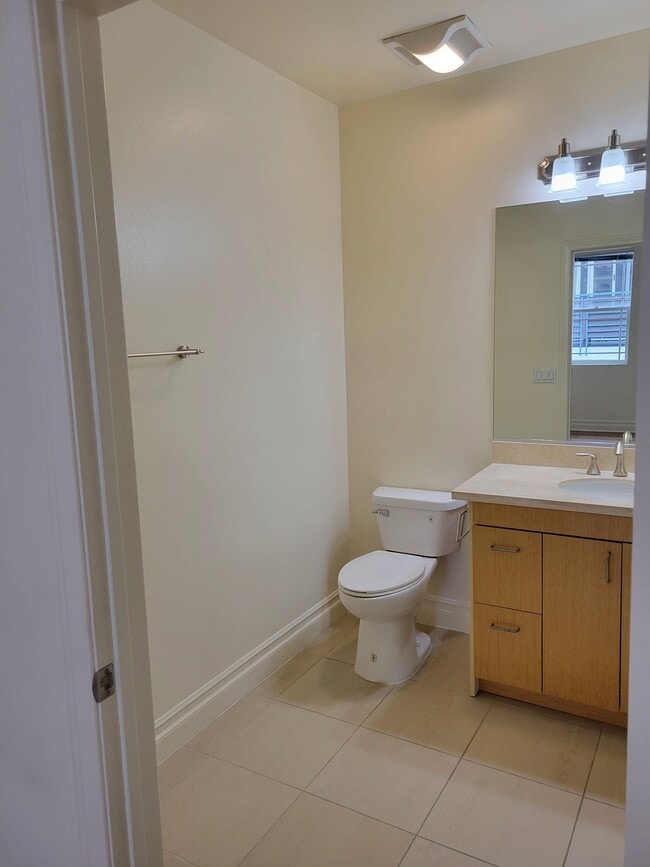 Building Photo - 917 S New Hampshire Ave