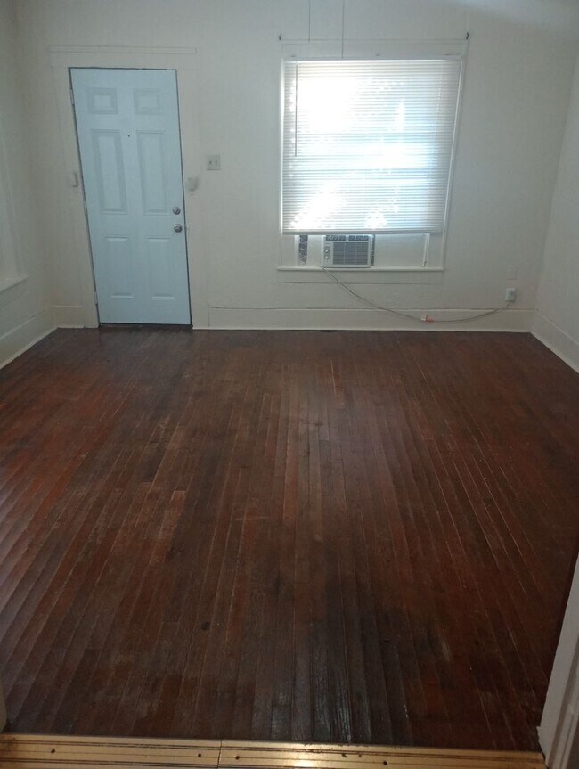 Foto del edificio - Spacious One Bedroom Duplex - East Fort Worth