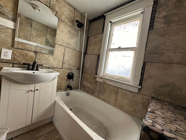 Building Photo - 3 Bedroom Duplex in Milwaukee