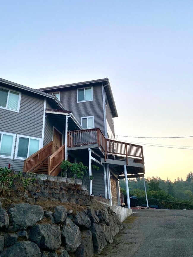 Building Photo - 3 bed/ 2 bath Two Story House overlooking Lake Washington, $3,175/mo