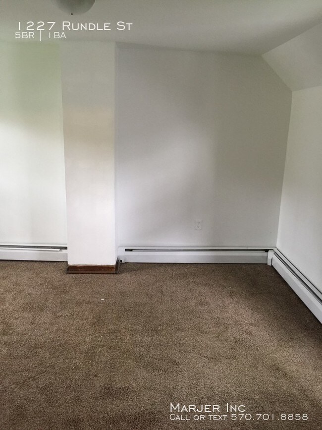 Building Photo - 4-5 Bedroom Single Family House For Rent