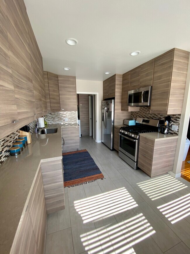 cocina frente a la lavandería - 272 Termino Ave