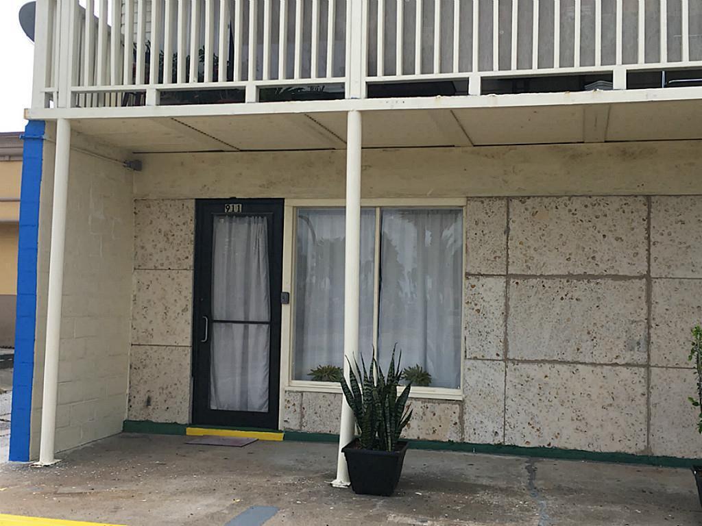 Primary Photo - 909 University Blvd