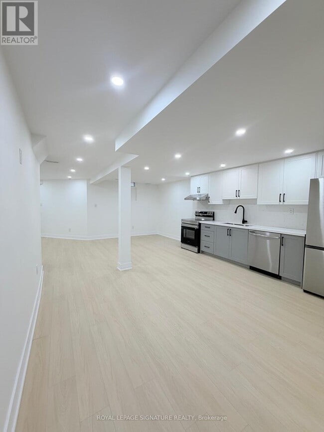 Building Photo - 16 Oak Knolls Crescent