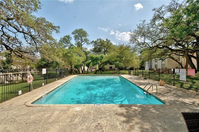 Foto del edificio - 5320 Balcones Dr