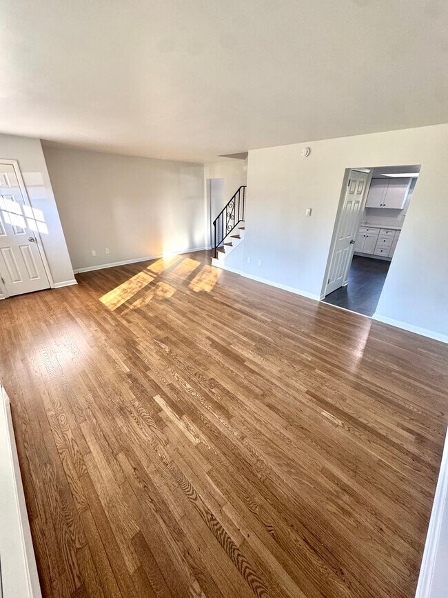 Foto del edificio - PARKLAND SCHOOLS- THREE BEDROOM TOWNHOME