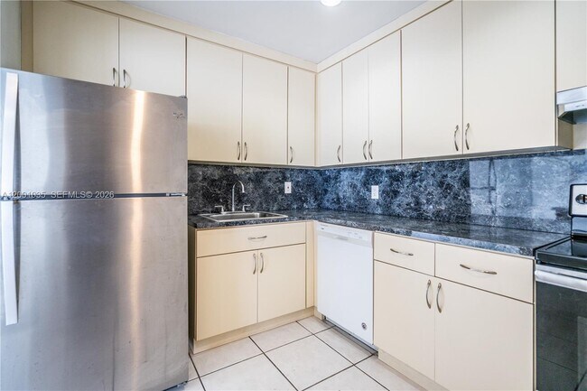 Foto del edificio - 7150 Indian Creek Dr