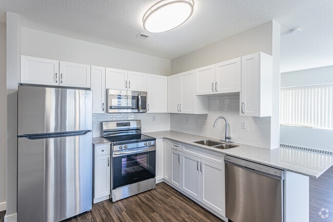 2BR, 2BA - 960SF - Park Square Apartments