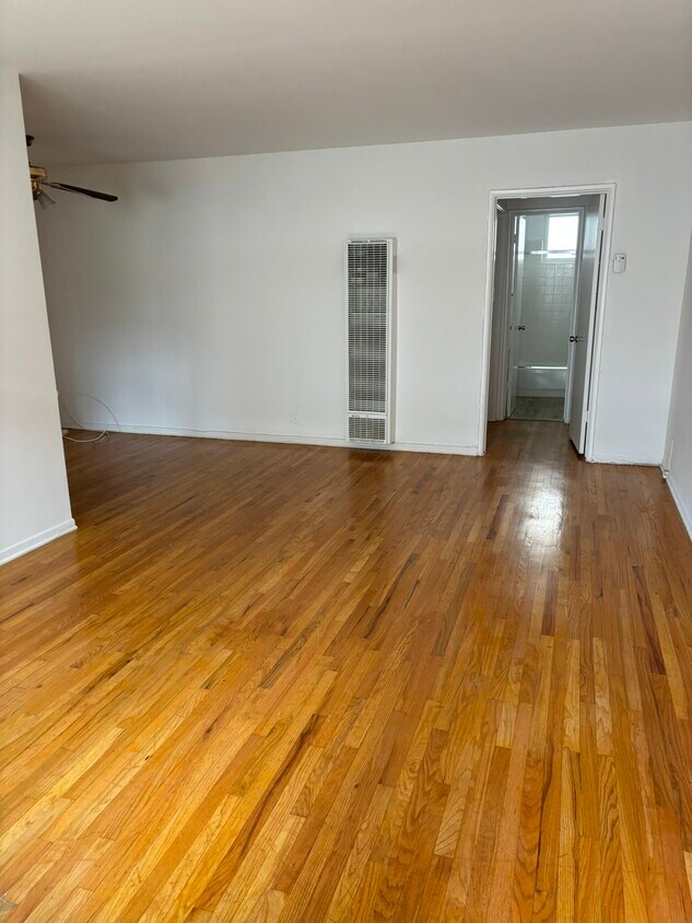 Primary Photo - 10749 Camarillo St