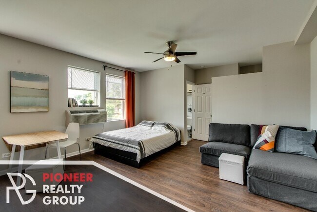 Building Photo - Humboldt Park Renovated Studio