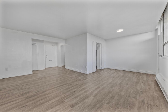 Building Photo - 65 Thorncliffe Park Dr