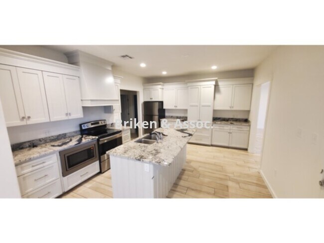 Building Photo - 613 LA-27