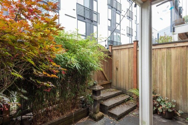 Building Photo - 2 bedroom in Seattle WA 98112