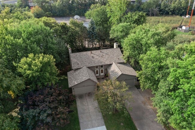 Building Photo - 3 Bedroom Golden Valley Home