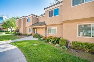 Building Photo - 16921 Lakefront Cir