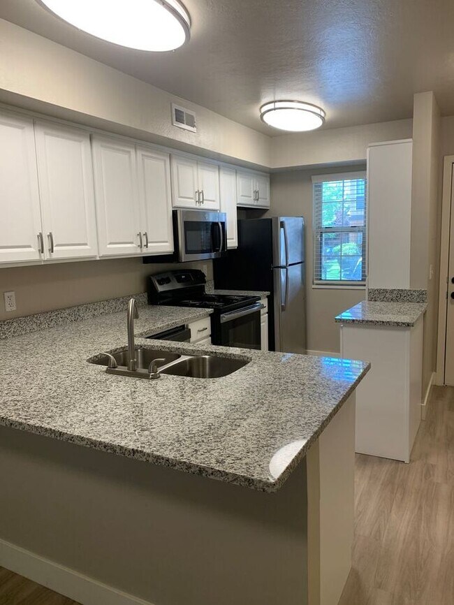 Foto del edificio - Spacious 2 Bed 1.5 Bath Townhome in Murray !