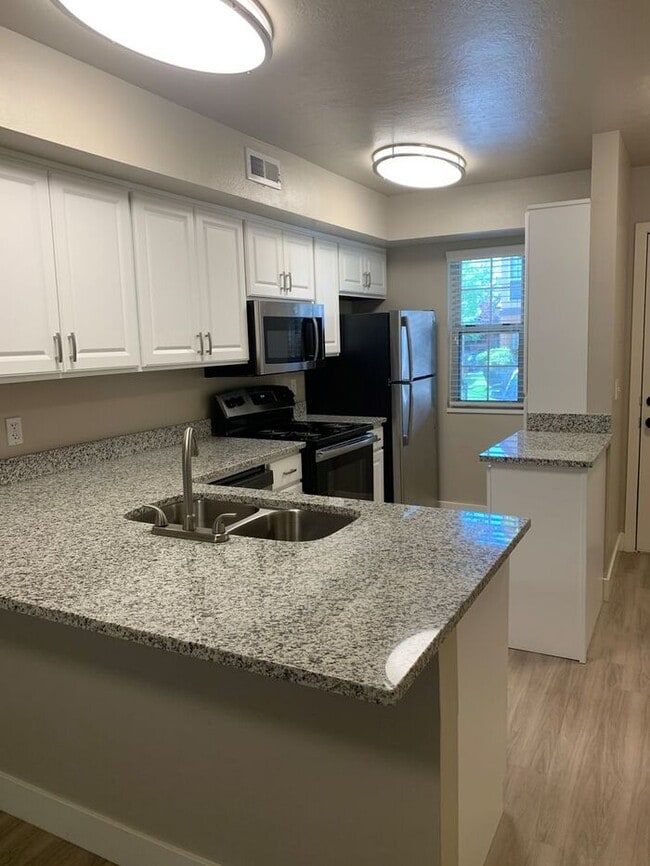 Foto del edificio - Spacious 2 Bed 1.5 Bath Townhome in Murray...