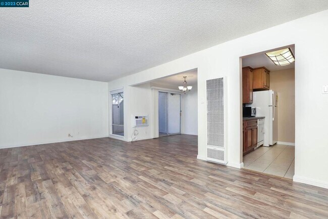 Building Photo - 2500 Laguna Cir