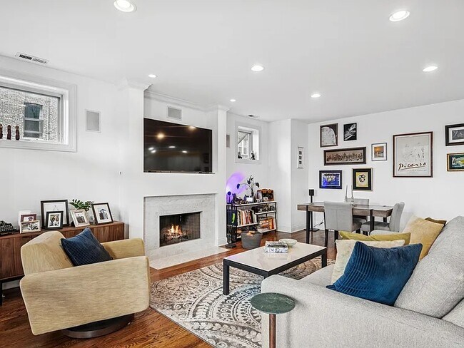 Building Photo - 453 N May St