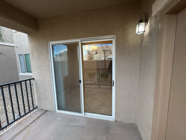 Building Photo - 1 Bedroom 1 Bath Condo Ready for Move In!