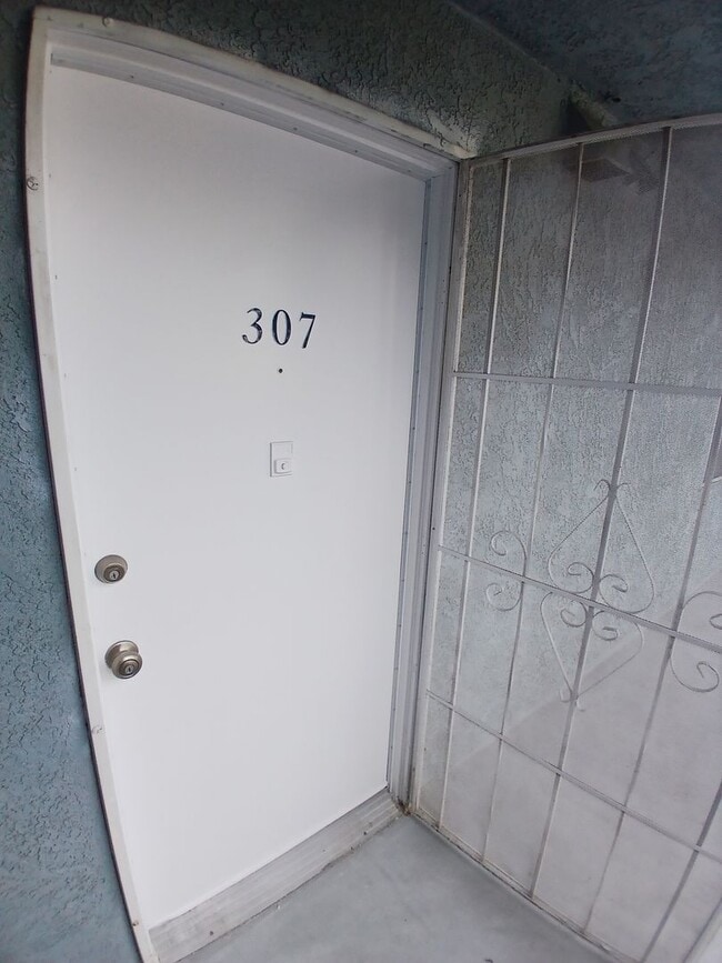 Building Photo - 955 E 3rd St