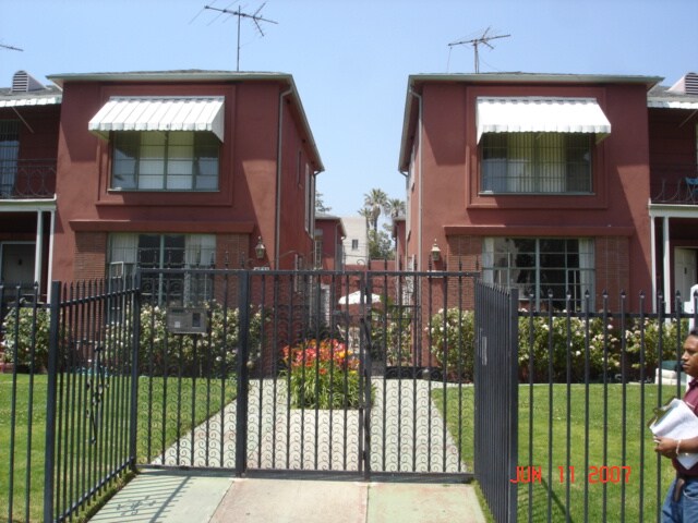 Foto del edificio - 5323 Russell Ave