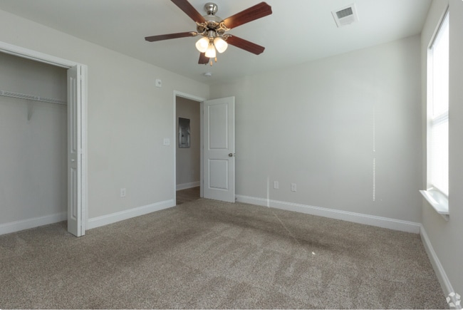 Building Photo - 217 Walnut Hill Dr
