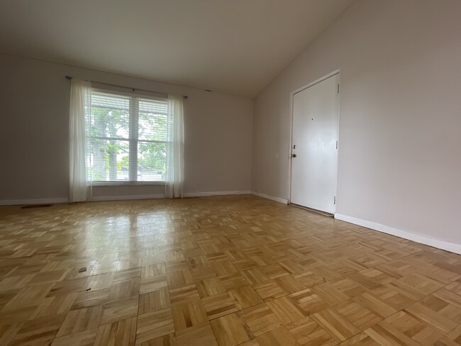 Building Photo - 10445 Briarbend Dr